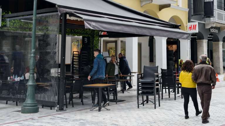 Κορονοϊός: Τα επόμενα 24ωρα θα κρίνουν αν θα ανοίξουν πιο γρήγορα καφε, μπαρ, εστιατόρια και ξενοδοχεία