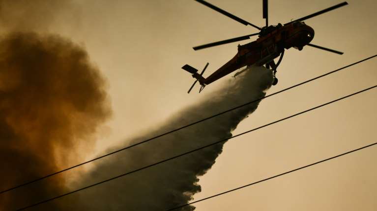 Φωτιά στα Βίλια: Για τέταρτη ημέρα μαίνεται ανεξέλεγκτη - Συνεχείς αναζωπυρώσεις - Εκκενώθηκαν πέντε οικισμοί
