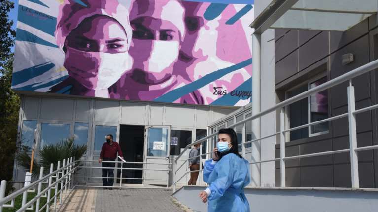 Κορονοϊός: Ο καθηγητής Τζανάκης εξηγεί γιατί υπάρχουν εμβολιασμένοι που νοσηλεύονται σε ΜΕΘ