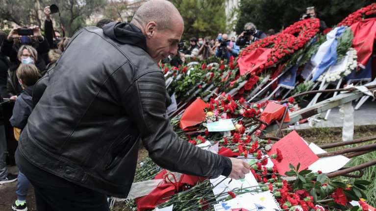 Ο Βαρουφάκης κατέθεσε στεφάνι: &quot;Το Πολυτεχνείο είναι ένα αγκάθι για τη Δεξιά&quot; [εικόνες]