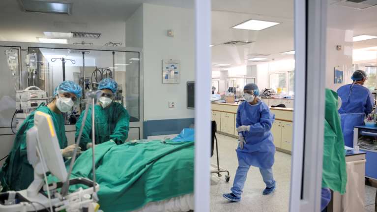 Απογευματινά χειρουργεία επί πληρωμή στα δημόσια νοσοκομεία: Πώς θα λειτουργεί και πόσο θα κοστίζει το νέο σύστημα