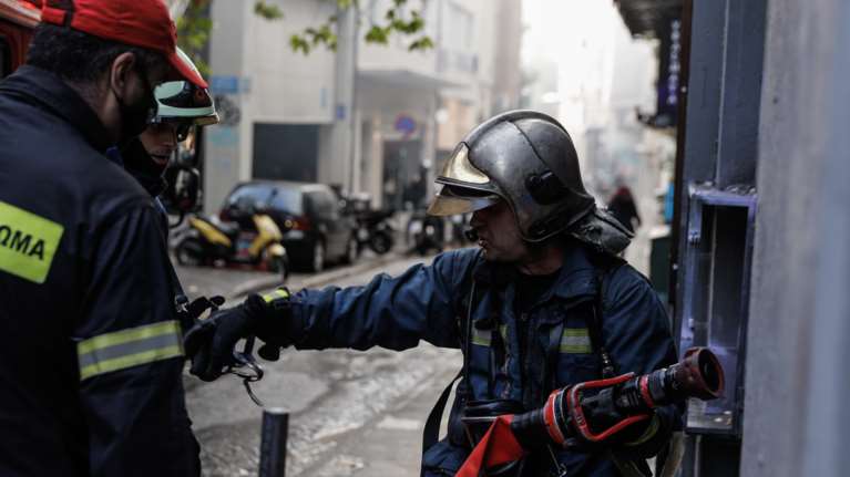 Φωτιά σε σιδηρουργείο στο κέντρο του Πειραιά - Νεκρός 64χρονος [βίντεο]