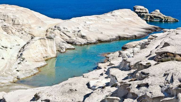Μήλος: Το σεληνιακό τοπίο του Σαρακήνικου από ψηλά - Λευκά βράχια &amp; σμαραγδένια νερά [βίντεο]