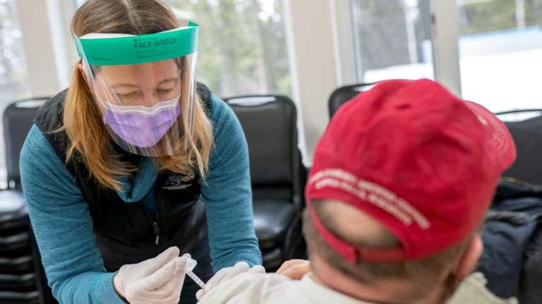 CDC: Οι πλήρως εμβολιασμένοι άνω των 65 ετών έχουν 94% μικρότερο κίνδυνο να νοσηλευθούν