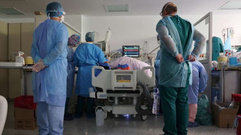 Οικογενειακή τραγωδία στην Καρδίτσα: Πατέρας και γιος έχασαν τη ζωή τους χτυπημένοι από τον κορονοϊό