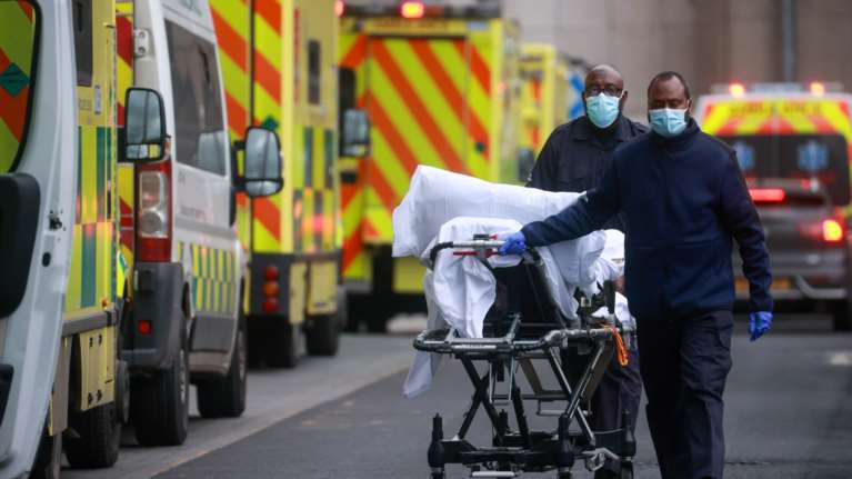 Κορονοϊός: Η Βρετανία ελπίζει να χαλαρώσει το lockdown από τον Μάρτιο