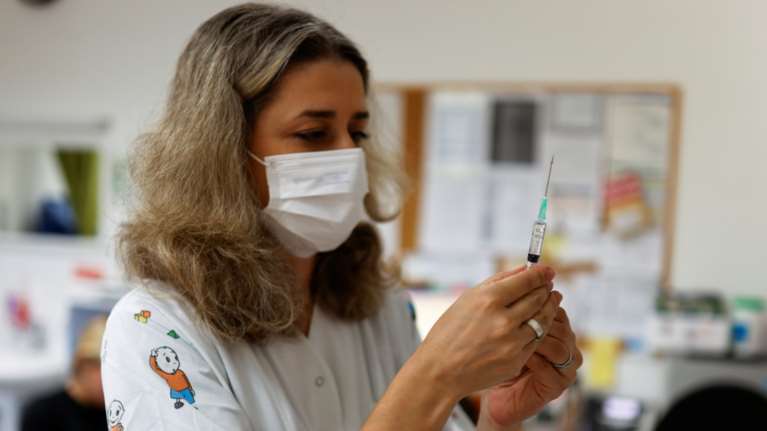 Αισιόδοξα μηνύματα από το Ισραήλ: Ενδείξεις ότι οι πλήρως εμβολιασμένοι προστατεύονται και από την Όμικρον