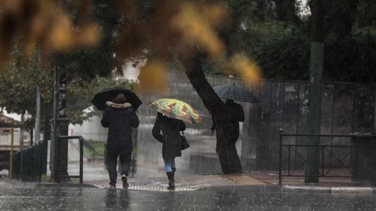 Η κακοκαιρία &quot;σαρώνει&quot; την Αττική - Πλημμύρες σε έρημους δρόμους - Πότε θα υποχωρήσουν τα έντονα καιρικά φαινόμενα