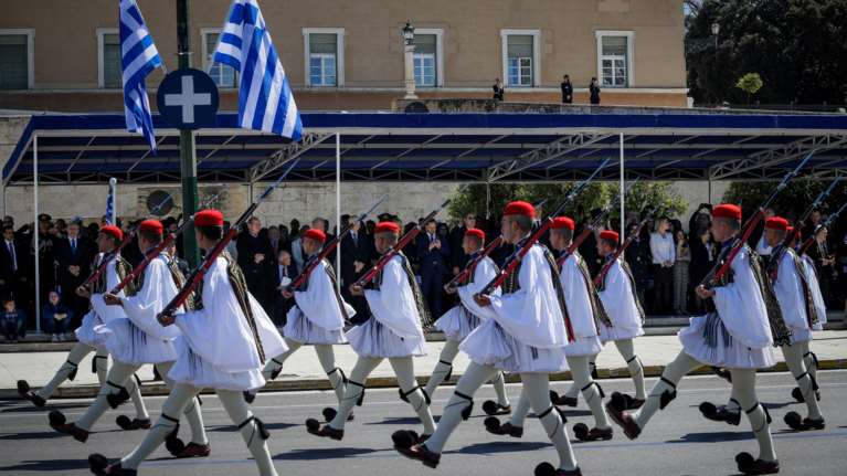 Παρέλαση 25ης Μαρτίου: Κυκλοφοριακές ρυθμίσεις στην Αθήνα - Αλλαγές στα δρομολόγια των μέσων μεταφοράς - Ποιοι δρόμοι θα κλείσουν