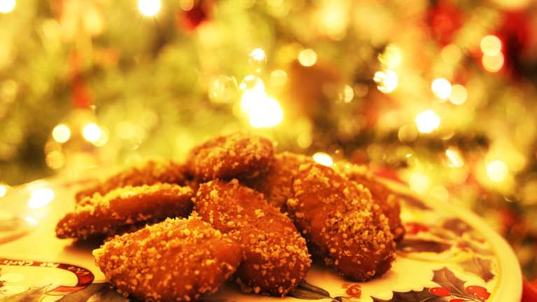 Η πιο δημοφιλής συνταγή για μελομακάρονα από τον Ακη Πετρετζίκη