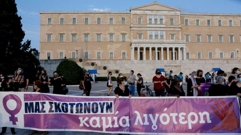 Συγκέντρωση για την Καρολάιν στο Σύνταγμα: &quot;Η πατριαρχία δολοφονεί - Είναι γυναικοκτονία&quot;
