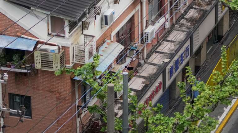 Οι "Άθλιοι" της Σανγκάης: Νέες εικόνες-σοκ - Υψώνουν φράχτες και "σφραγίζουν" συγκροτήματα κατοικιών για ένα κρούσμα