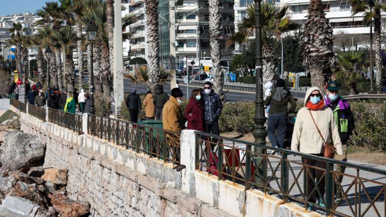 Οι Αθηναίοι αψήφησαν... τον &quot;Λέανδρο&quot; και με κασκόλ και σκουφιά έκαναν βόλτα στον Φλοίσβο [εικόνες]