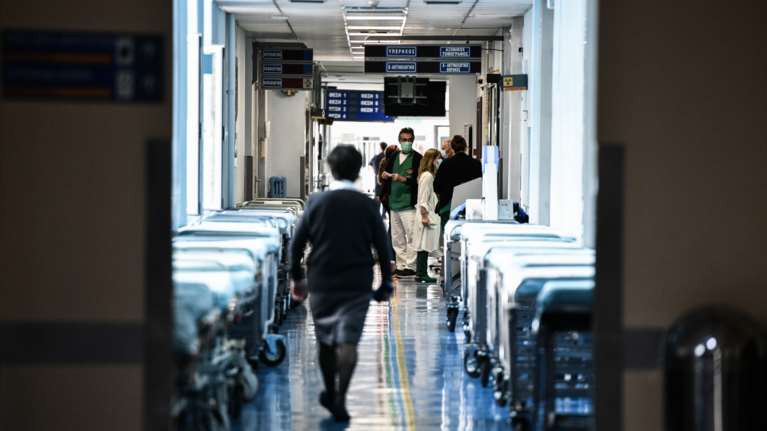 Σοκάρει η μαρτυρία γυναίκας: Κινδυνεύει να χάσει το μάτι της επειδή το νοσοκομείο έγινε Covid