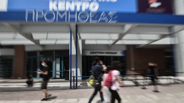 Aνοίγει την Πέμπτη η πλατφόρμα για τρία διαθέσιμα εμβόλια για τους 25 - 29 ετών