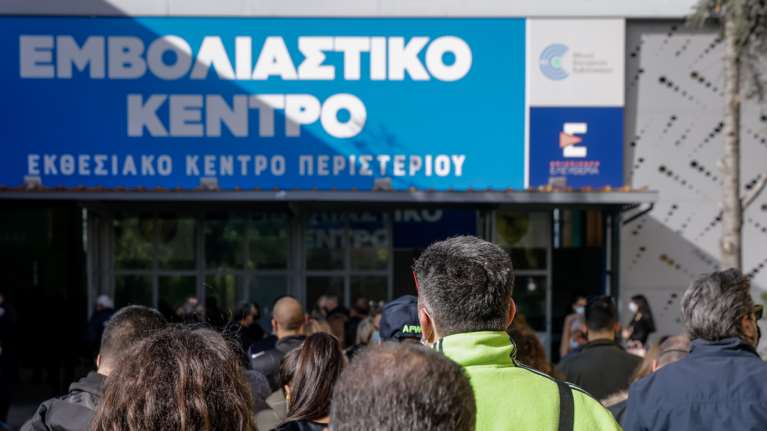 Στο τραπέζι ο υποχρεωτικός εμβολιασμός και για τους ανω των 50 ετών - Το σχέδιο που εξετάζει η κυβέρνηση