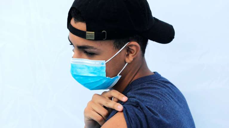 Παιδίατρος Μαζάνης: Τα παιδιά διασπείρουν τον ιό μέσα στην οικογένεια - Πρέπει να εμβολιαστούν