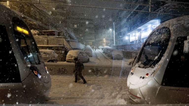 Κακοκαιρία &quot;Ελπίς&quot;: Πώς κινούνται μετρό, ηλεκτρικός, τραμ - Τι ισχύει για λεωφορεία, τρόλεϊ