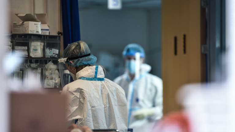 Κορονοϊός: Νύχτα τρόμου η εφημερία στο Λαϊκό - &quot;Λυγίζουν&quot; τα νοσοκομεία υπό το βάρος της πανδημίας