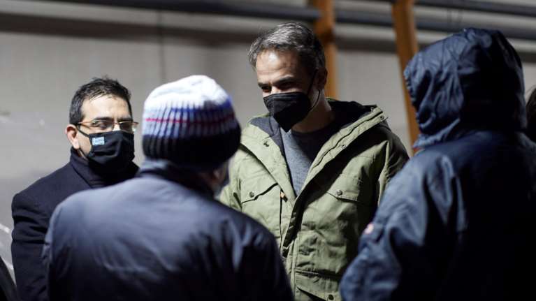 H απρόσμενη επίσκεψη Μητσοτάκη σε αστέγους στο λιμάνι του Πειραιά [εικόνες]