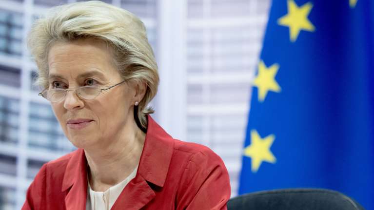 Μήνυμα Φον Ντερ Λάιεν στα ελληνικά: Ο εμβολιασμός ξεκίνησε και φτάνει μέχρι τη Σύρο, τη Ρόδο και τη Χίο