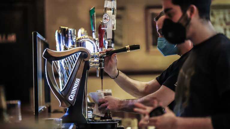 Πώς πάνε στη δουλειά όσοι εργαζόμενοι δεν έχουν κάνει τρίτη δόση εμβολίου - Κινδυνεύουν και με απόλυση