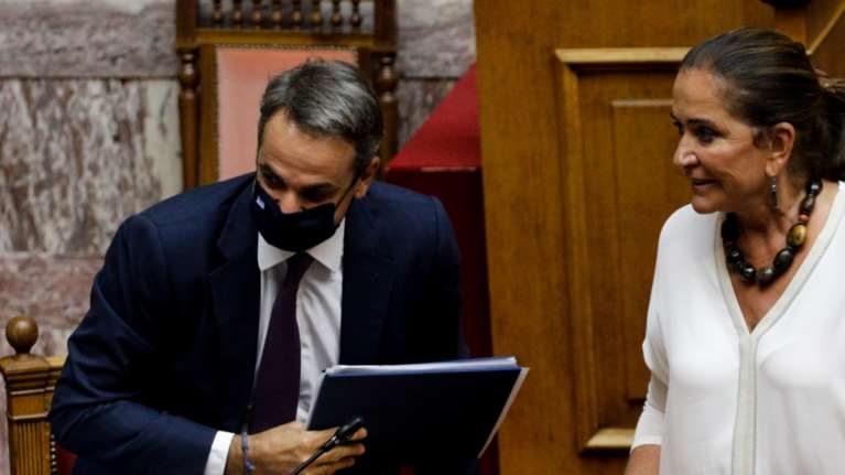 Η μεγάλη μάχη της Ντόρας Μπακογιάννη με τον καρκίνο: Το τηλεφώνημα του Κυριάκου Μητσοτάκη και οι συναντήσεις στο Μαξίμου