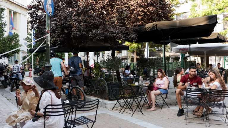 Ο Στέλιος Πέτσας "μας υποψιάζει", ότι εστιατόρια και χώροι διασκέδασης θα ανοίξουν μόνο για...εμβολιασμένους