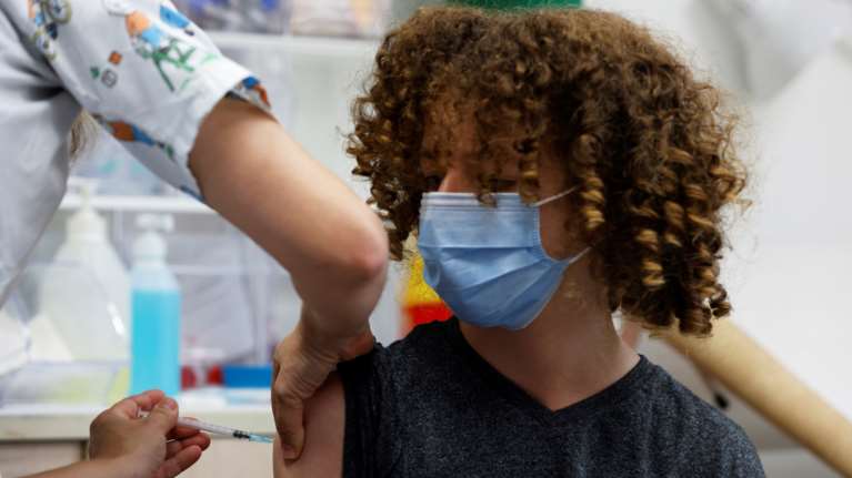 Εμβολιασμοί εφήβων 15-17 ετών: Ανοίγει σήμερα η πλατφόρμα - Εμβολιασμένο το 24% των ηλικιών 18 έως 24 ετών