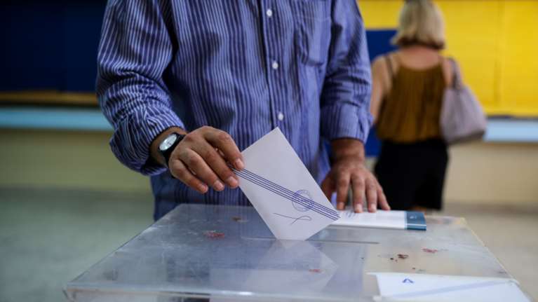 Δημοσκόπηση Pulse: Ο Τσίπρας χάνει το Κέντρο από Μητσοτάκη και Ανδρουλάκη