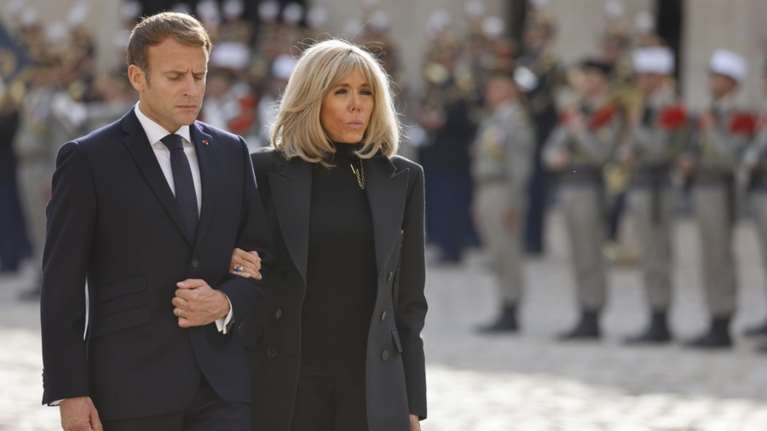 Πόλεμος λάσπης στη Γαλλία: Ο Μακρόν, το μυστηριώδες τηλεφώνημα προς την Μπριζίτ και οι φήμες περί ομοφυλοφιλίας