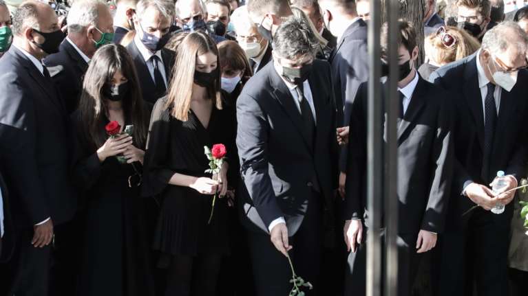 Η Φώφη Γεννηματά δίπλα στον πατέρα της Γιώργο- Στο Πρώτο Νεκροταφείο [Βίντεο]