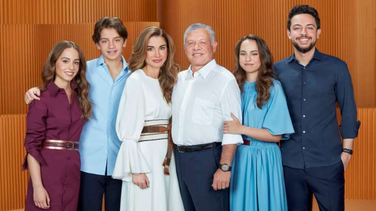 Βασίλισσα Ράνια: Λευκή οπτασία στο νέο οικογενειακό πορτρέτο - Η πανέμορφη κόρη της Ιμάν