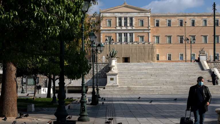 Κορονοϊός: Σκέψεις για παράταση του lockdown - Νέα μέτρα μετά τα 3.300 κρούσματα - Κόφτης στα SMS και λουκέτο στα δημοτικά