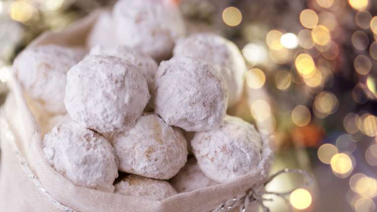 Συνταγή για παραδοσιακούς, αφράτους κουραμπιέδες - Με ροδόνερο