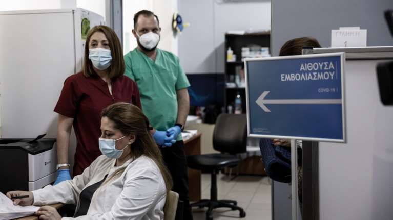 Συνταγματολόγος Μποτόπουλος: Νόμιμο το μέτρο της υποχρεωτικότητας του εμβολιασμού