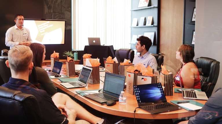 Ερευνα: Η πανδημία εξαφάνισε περίπου 6 εκατ. θέσεις εργασίας στην ΕΕ