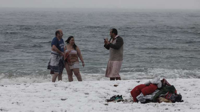 Χιόνι, μαγιό και... σαγιονάρα: Οι ατρόμητοι χειμερινοί κολυμβητές έκαναν τις βουτιές τους στη θάλασσα [εικόνες]