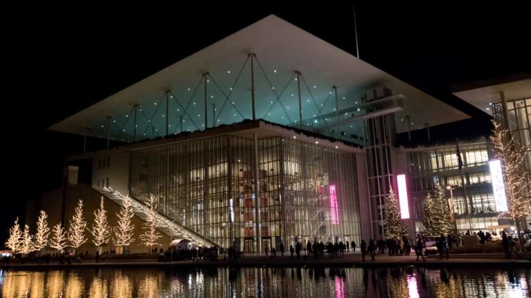 Τα Χριστούγεννα ζωντανεύουν στο &quot;Ιδρυμα Σταύρος Νιάρχος&quot; - Φώτα, στολισμένα έλατα, παγοδρόμιο