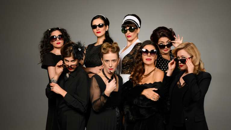 "8 γυναίκες": Η αστυνομική κωμωδία σε σκηνοθεσία Πέτρου Ζούλια, στο θέατρο Αλίκη