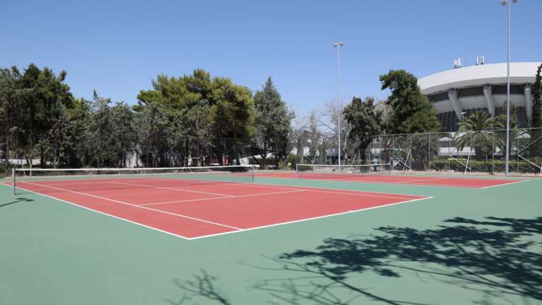 Στον ανακριτή ο προπονητής τένις που αποπλανούσε τις μαθήτριες - &quot;Είχε μια... σχεσούλα&quot;, λέει ο πατέρας του