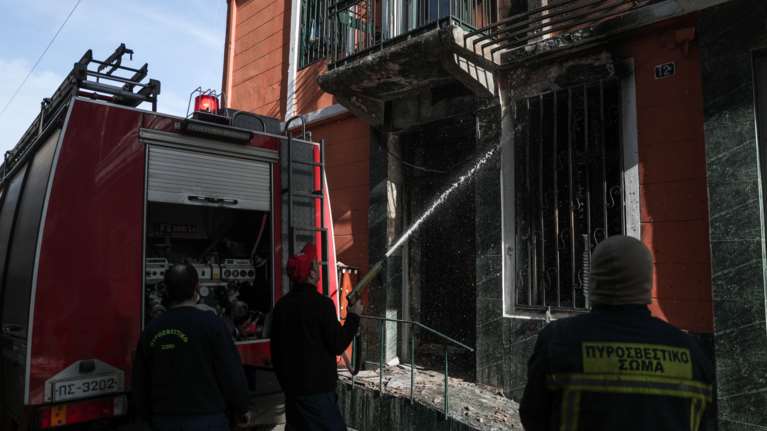 Πυρκαγιά σε μονοκατοικία στο κέντρο της Αθήνας - Δύο παιδιά στο νοσοκομείο