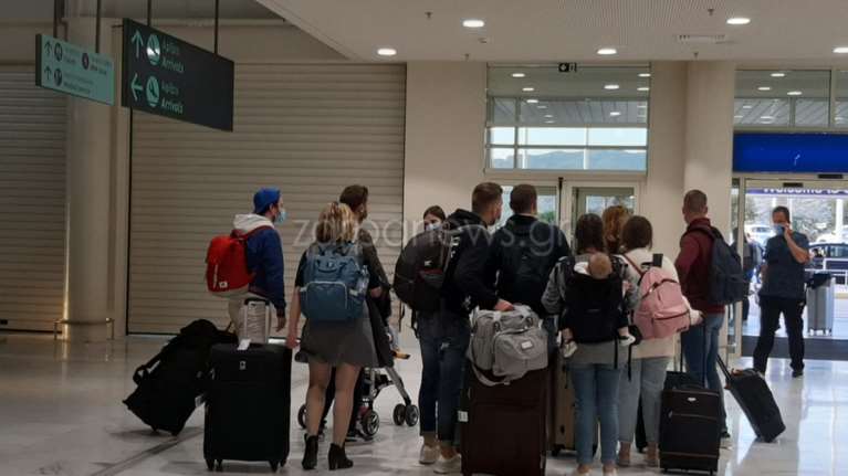 Χανιά: Εφτασαν οι πρώτοι τουρίστες, εμβολιασμένοι και τεσταρισμένοι [εικόνες - βίντεο]