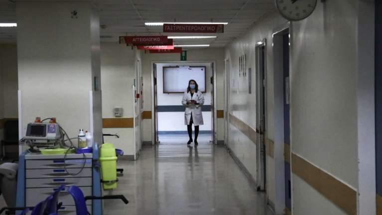 Γέμισαν οι ΜΕΘ στη Λάρισα: Καθημερινές οι διακομιδές στην Αθήνα