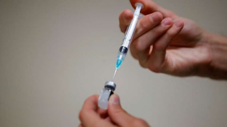 Ερευνα: Ηπιες έως μέτριες παρενέργειες από την ταυτόχρονη χορήγηση των εμβολίων γρίπης και κορονοϊού