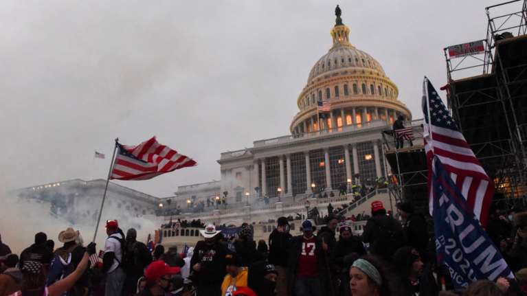 Καπιτώλιο: Οι πρώην Πρόεδροι Μπους, Ομπάμα και Κλίντον καταδίκασαν τα επεισόδια