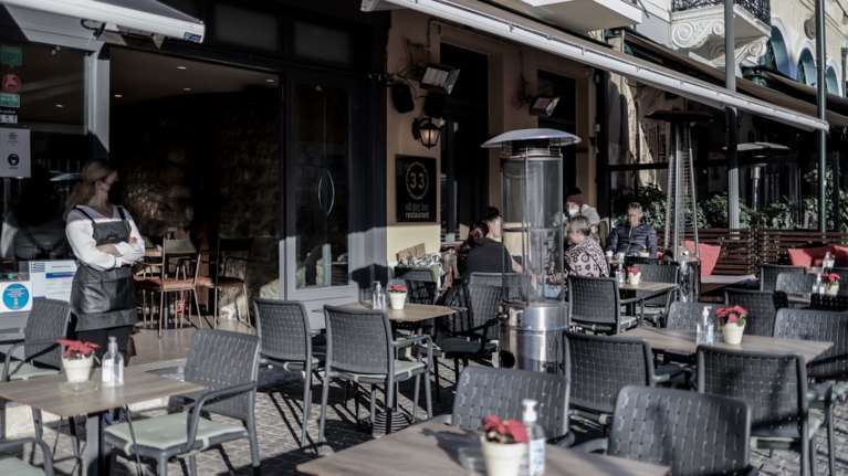 Γιατί κυβέρνηση και ειδικοί αποφάσισαν παράταση στα μέτρα για εστίαση και διασκέδαση
