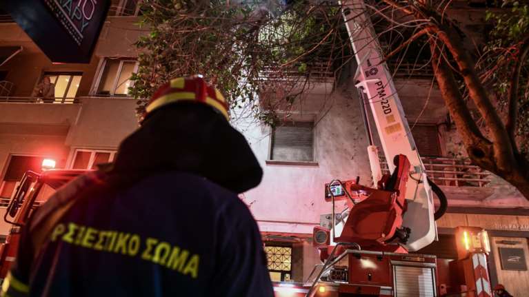 Φωτιά σε διαμέρισμα στη Θεσσαλονίκη - Εκαιγε χαρτιά για να ζεσταθεί