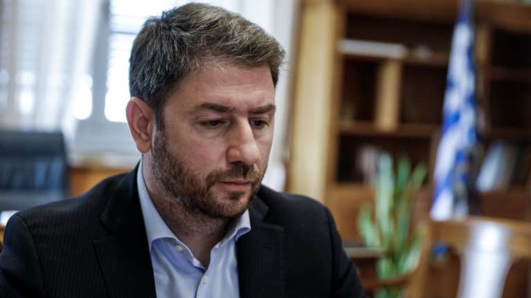 Ο Νίκος Ανδρουλάκης έκλεισε τα 43 - Η λευκή τούρτα στο γραφείο του στη Βουλή [εικόνα]