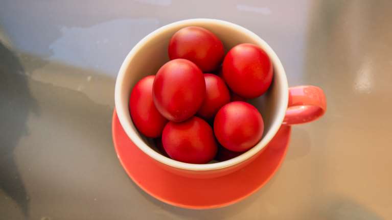 Πάσχα - Βάψιμο αυγών: Ξερά κρεμμύδια, παντζάρια &amp; τσουκνίδες για φυσική βαφή - Ολες οι παραλλαγές